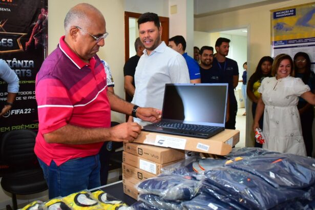 Prefeitura de Goiânia entrega uniformes e notebooks para os servidores da Secretaria Municipal dos Esportes