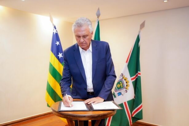 Caiado assina projeto que cria Política Estadual de Combustíveis de Goiás Caiado assina projeto que cria Política Estadual de Combustíveis de Goiás