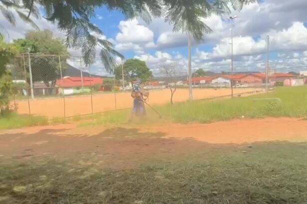 Posse-GO: Prefeitura realiza serviços de limpeza e urbanização na praça do Setor Santa Luzia