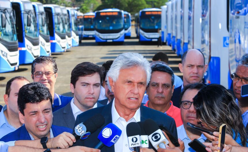 Caiado entrega 132 novos ônibus para transporte coletivo