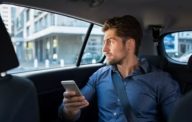 Mobilidade alerta para a obrigatoriedade do cinto de segurança no banco de trás em transporte por aplicativo e táxis