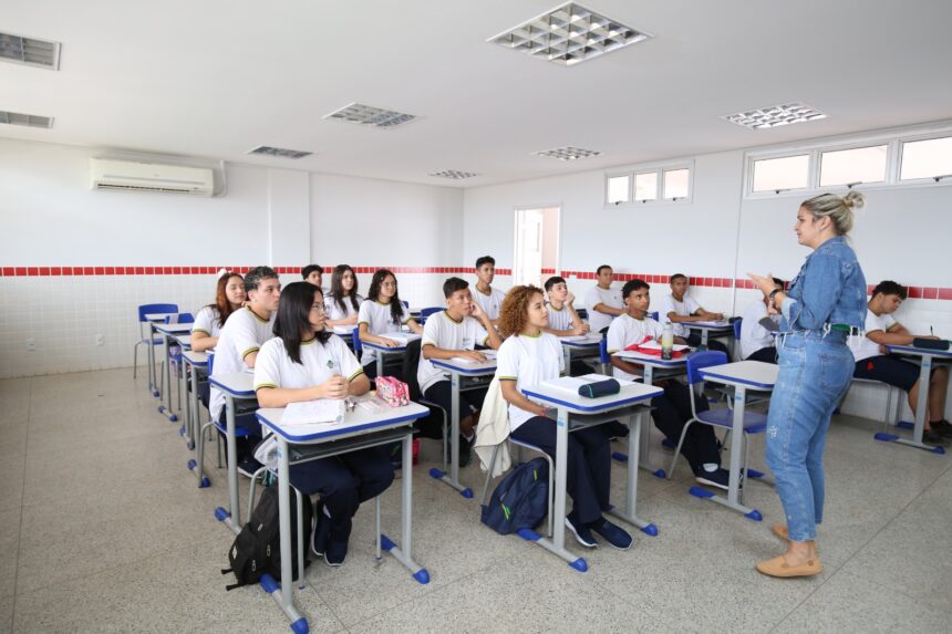 Governo de Goiás concede progressão para mais de 7 mil profissionais da Educação Governo de Goiás concede progressão para mais de 7 mil profissionais da Educação