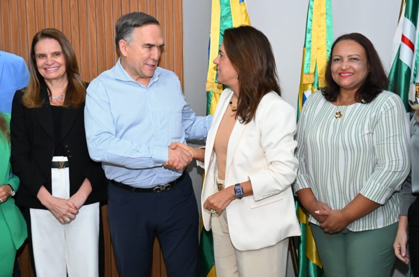 Prefeito Sandro Mabel e Gracinha Caiado estabelecem parceria para políticas sociais em Goiânia Prefeito Sandro Mabel e Gracinha Caiado estabelecem parceria para políticas sociais em Goiânia