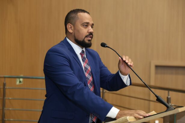 O vereador Rogério Almeida reforça pedido de regularização fundiária e asfaltamento ao prefeito Leandro Vilela