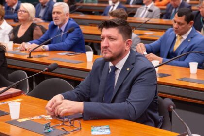 Deputado Glaustin da Fokus propõe que familiares ministrem aulas de direção a adolescentes no processo de obtenção da CNH