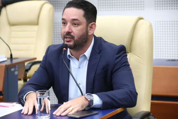 Thialu Guiotti propõe sinal de socorro imediato a vítimas de violência em Goiânia