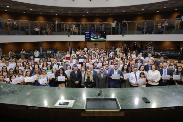 Homenagem liderada por Bruno Peixoto celebra acupunturistas e profissionais da saúde na Assembleia Legislativa de Goiás