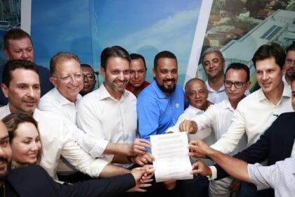 Aparecida inicia construção de 768 moradias populares com investimento de R$ 153,7 milhões; Vilela, Daniel e Baldy assinam contrato