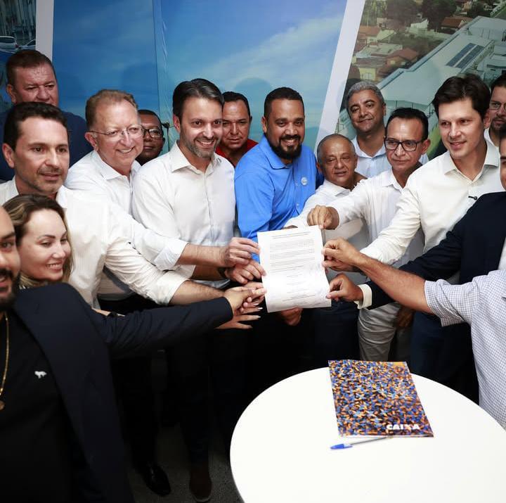 Aparecida inicia construção de 768 moradias populares com investimento de R$ 153,7 milhões; Vilela, Daniel e Baldy assinam contrato