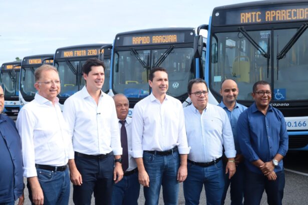 Vilela e Daniel entregam 74 novos ônibus para o transporte coletivo de Aparecida