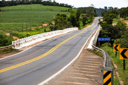 Motoristas recorrem à fé ao atravessar ponte deteriorada sobre o Rio das Almas