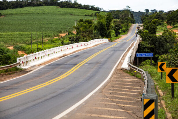 Motoristas recorrem à fé ao atravessar ponte deteriorada sobre o Rio das Almas