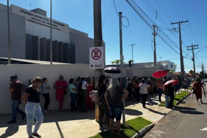 Servidores da Educação de Aparecida voltam às ruas para reivindicar melhorias