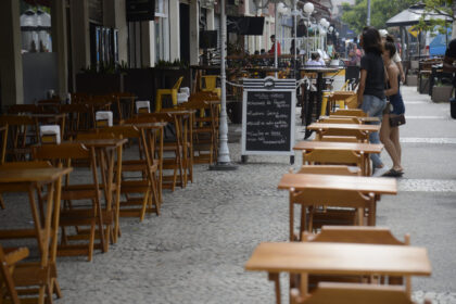 Redução de 80% da taxa para bares e restaurantes usarem calçadas com mesas e cadeiras