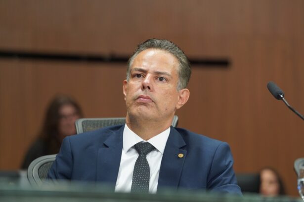 Delegado Eduardo Prado propõe suspensão da CNH para punir motorista que abandona animais domésticos em vias públicas