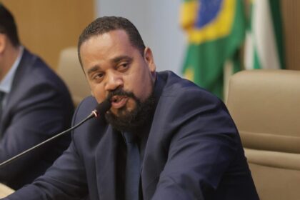 Vereador Rogério Almeida denuncia buraco deixado por obra da BRK em avenida de Aparecida de Goiânia
