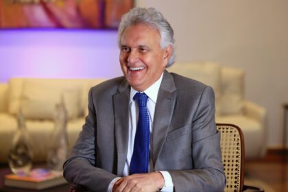 Caiado sanciona reajuste salarial de 5,4% para professores da rede estadual de Goiás