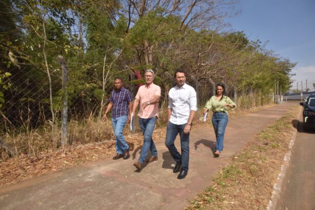 Prefeito Vilela visita Parque Colina Azul e anuncia início da revitalização