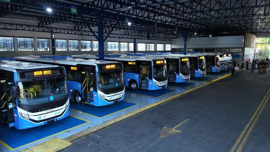 Mabel entrega 19 novos ônibus e afirma que Goiânia tem o melhor transporte coletivo do Brasil