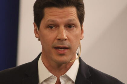 Em primeiro debate, Daniel Vilela defende continuidade e apresenta “caminho seguro” para Goiás