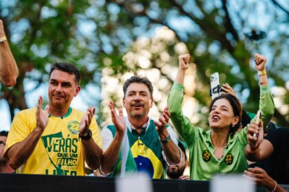 Flávio Bolsonaro reúne apoiadores em Goiânia e pede voto para Wilder Morais em motocarreata