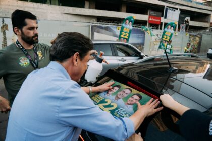 Adesivaço de Wilder Morais movimenta sede do PL e reúne apoiadores em Goiânia