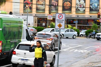 Goiânia reforça sinalização da Direita Livre em 84 cruzamentos; veja onde as placas foram instaladas