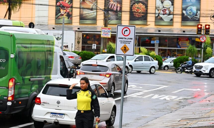 Goiânia reforça sinalização da Direita Livre em 84 cruzamentos; veja onde as placas foram instaladas