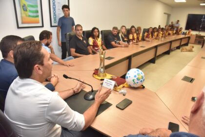Prefeito Vilela recebe campeãs brasileiras do Planalto e celebra título inédito para Goiás