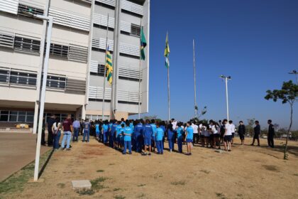 Bandeiras e hinos tomam a Cidade Administrativa e envolvem estudantes em ato cívico em Aparecida