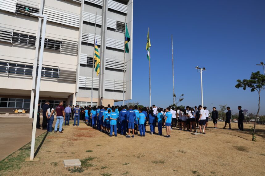 Bandeiras e hinos tomam a Cidade Administrativa e envolvem estudantes em ato cívico em Aparecida