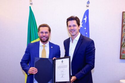 Daniel Vilela assina transmissão de cargo a Bruno Peixoto