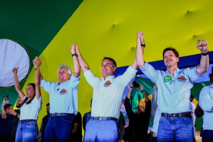 Daniel fecha fileiras com Flávio e transforma Goiás em palco de força do bolsonarismo no segundo turno